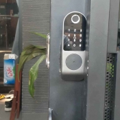 Cửa cổng cửa sắt có nên dùng khóa điện tử vân tay